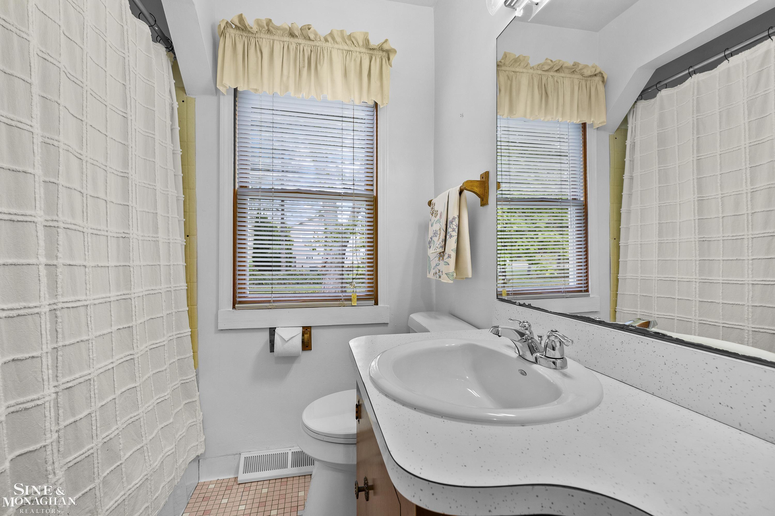 22050 Cass Street, Farmington Hills