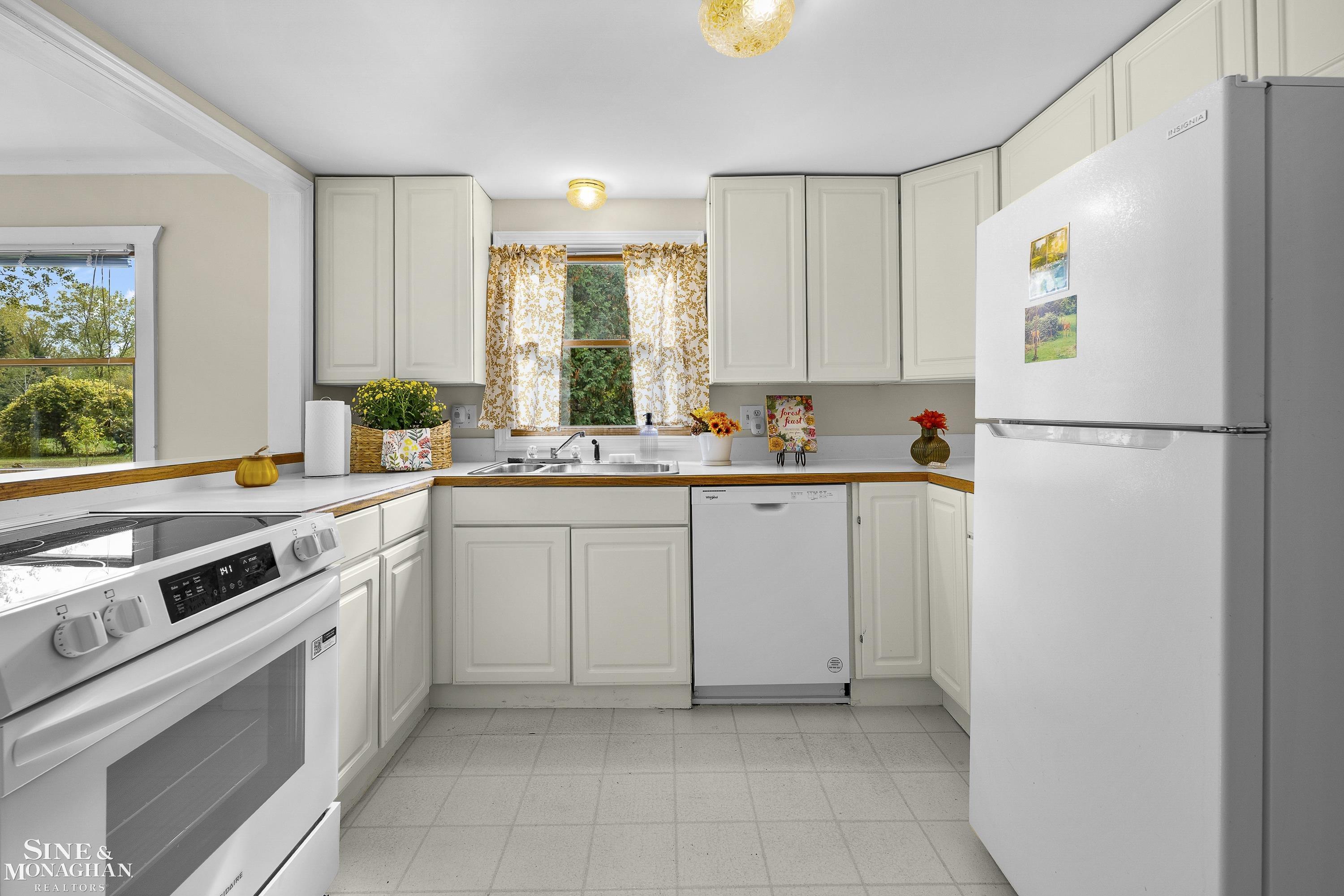 22050 Cass Street, Farmington Hills