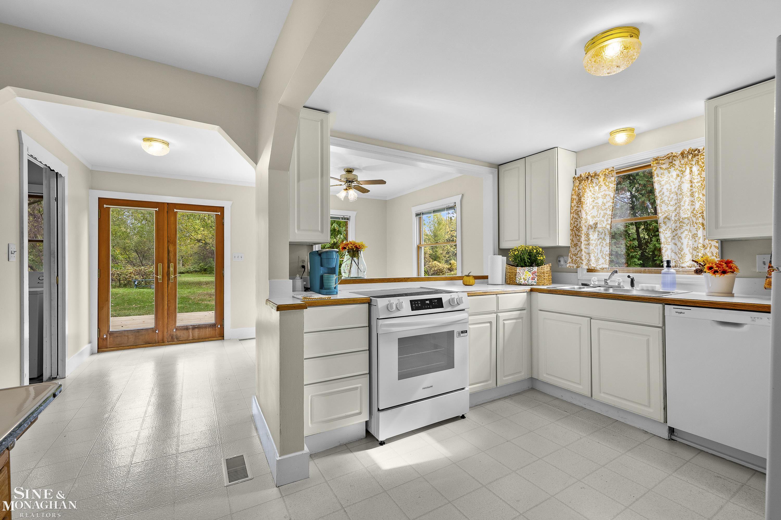 22050 Cass Street, Farmington Hills