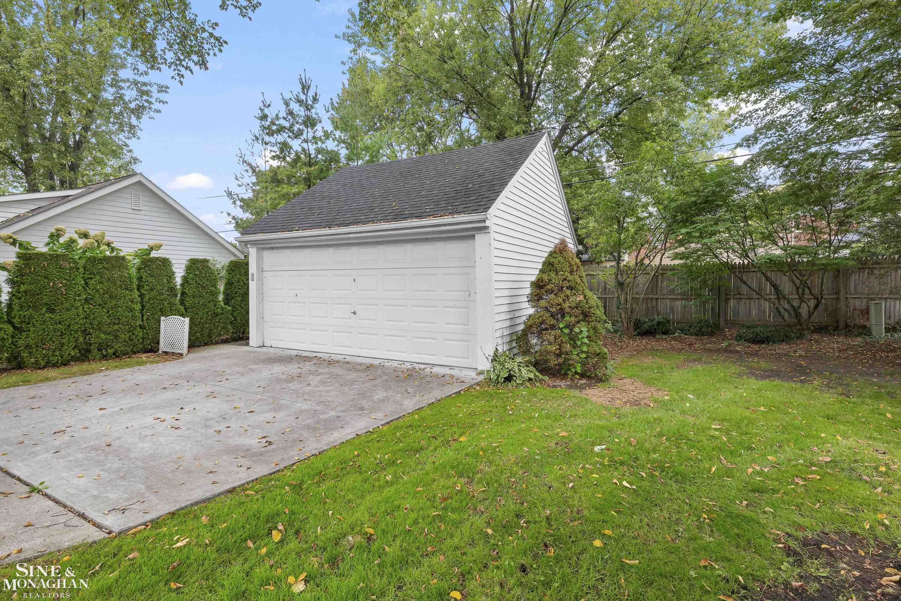 876 Washington Road, Grosse Pointe