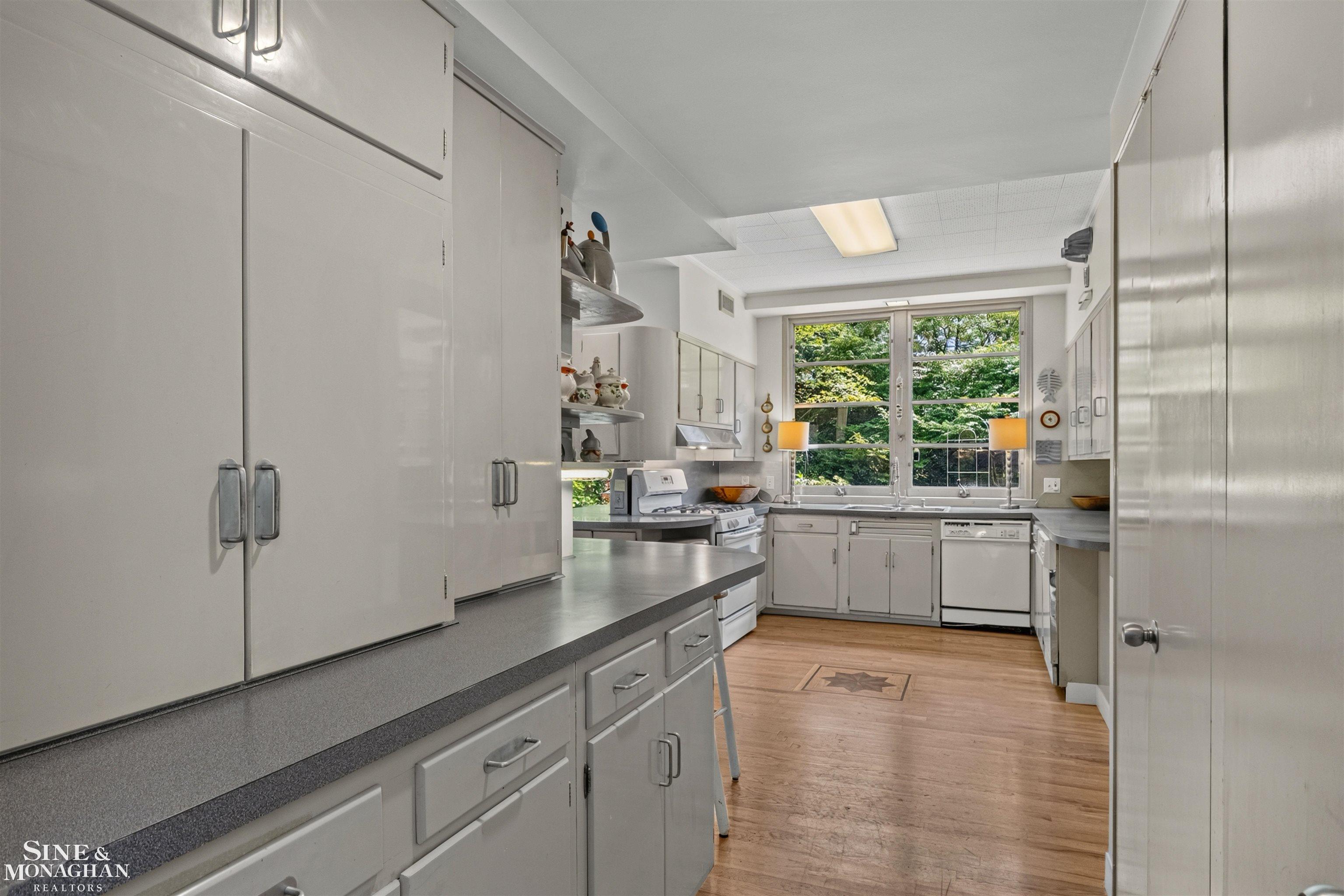 280 Vincennes Place