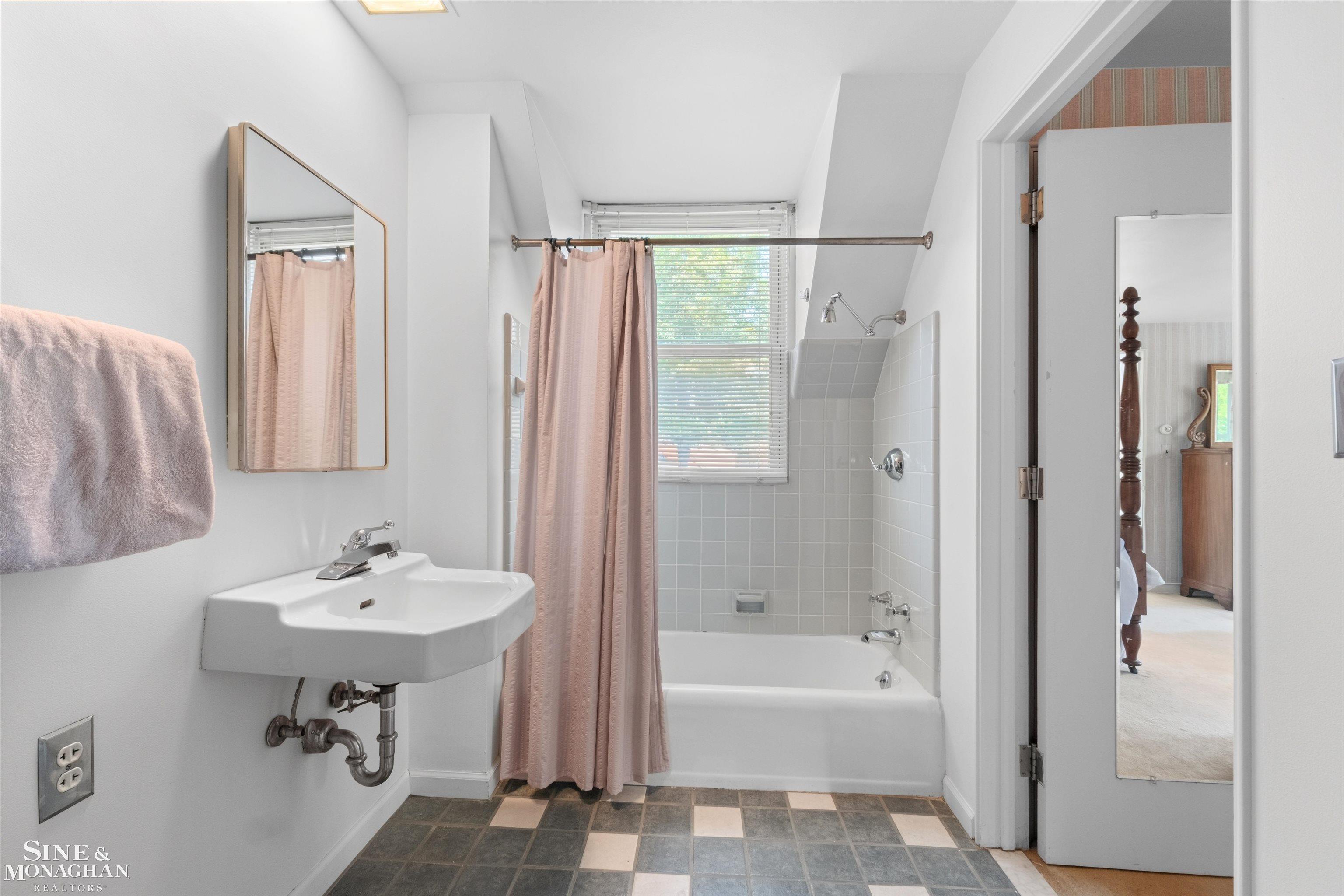 280 Vincennes Place