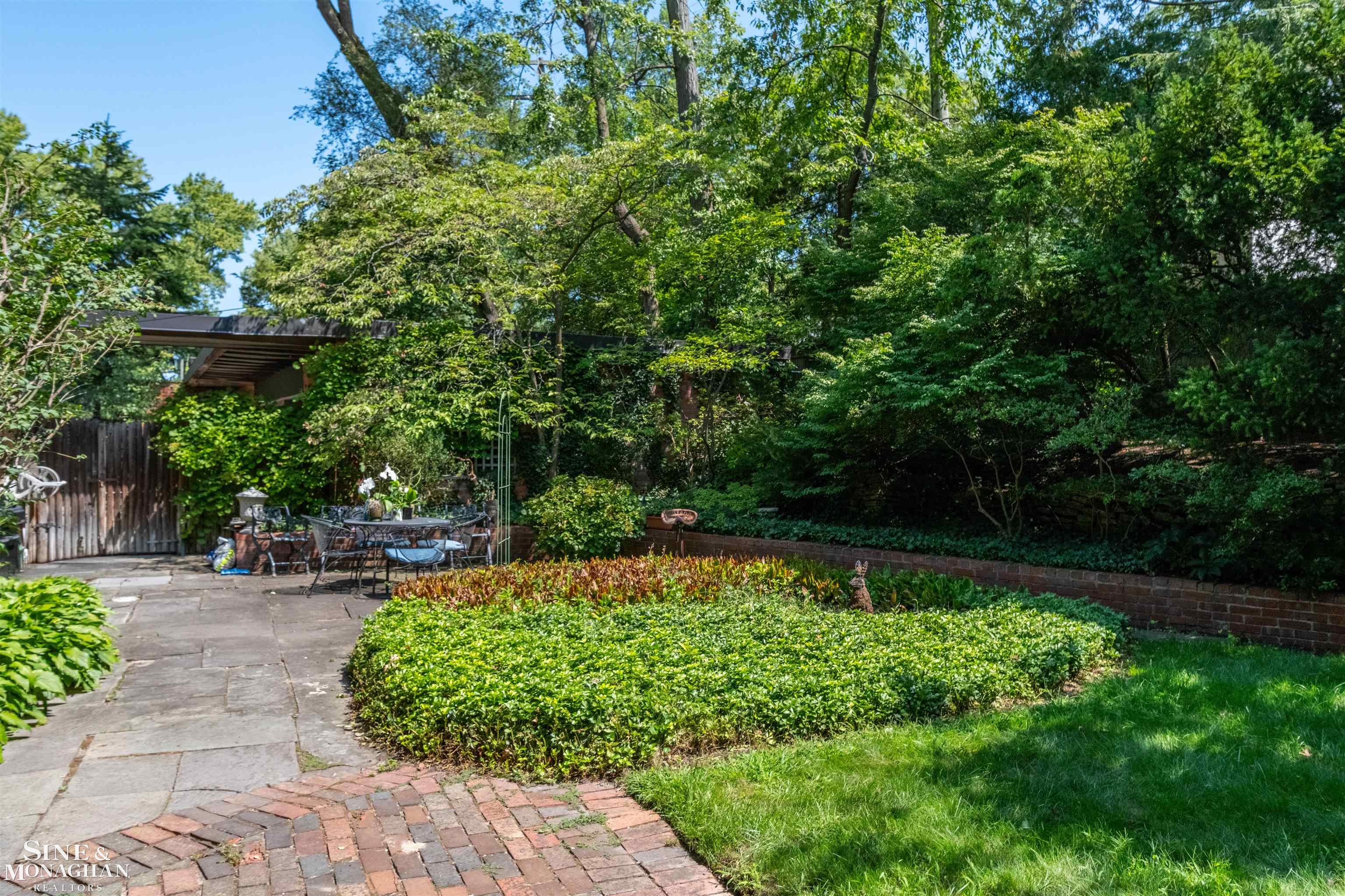 280 Vincennes Place