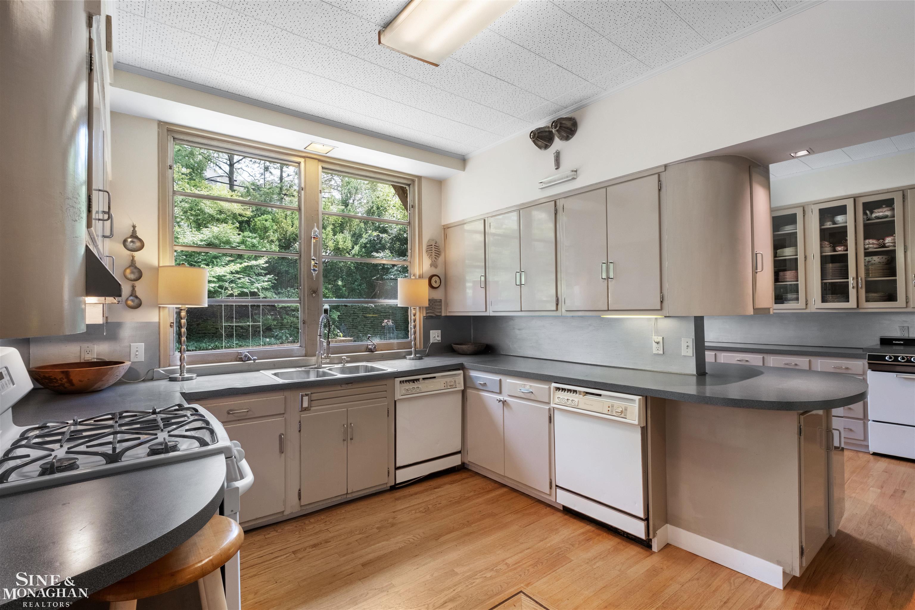 280 Vincennes Place