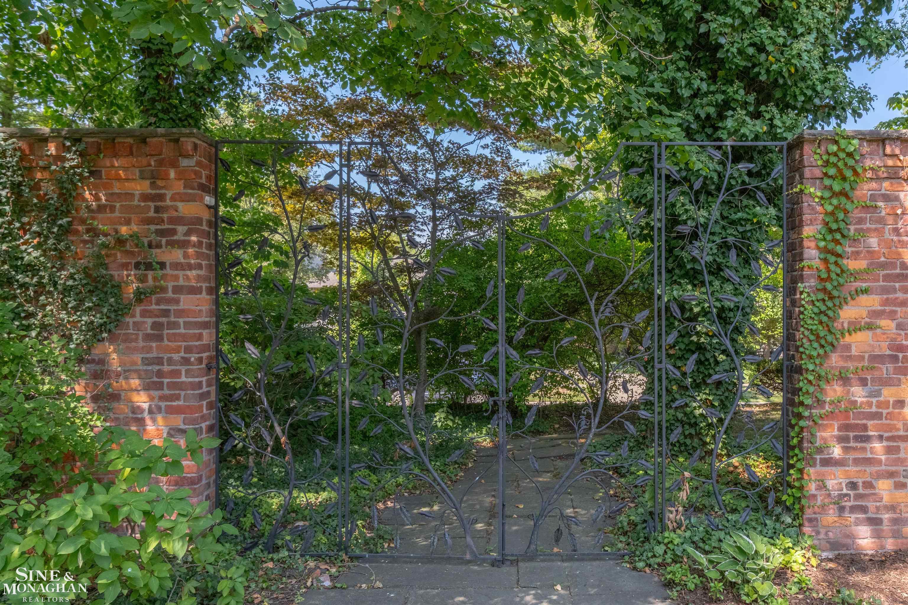 280 Vincennes Place