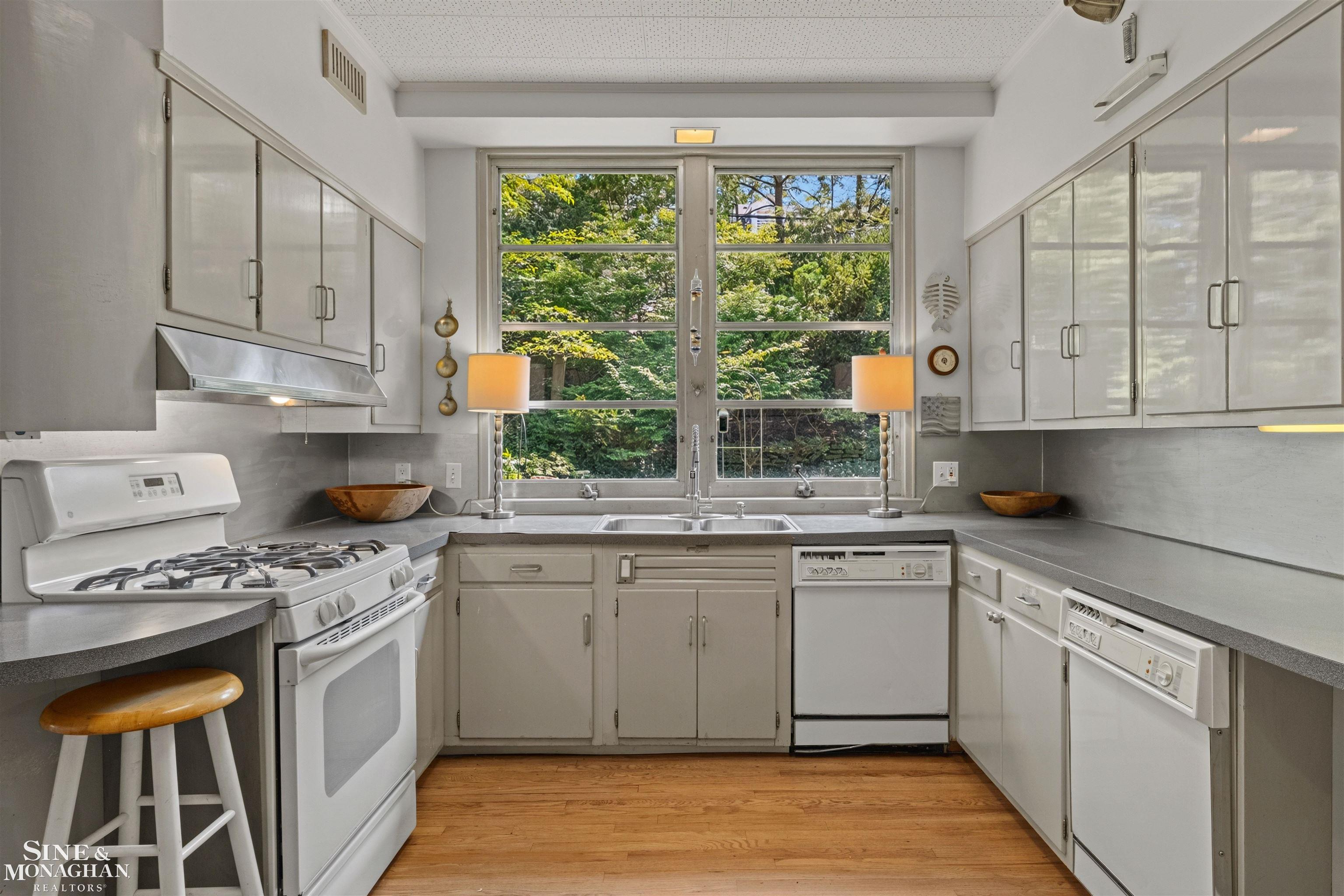 280 Vincennes Place