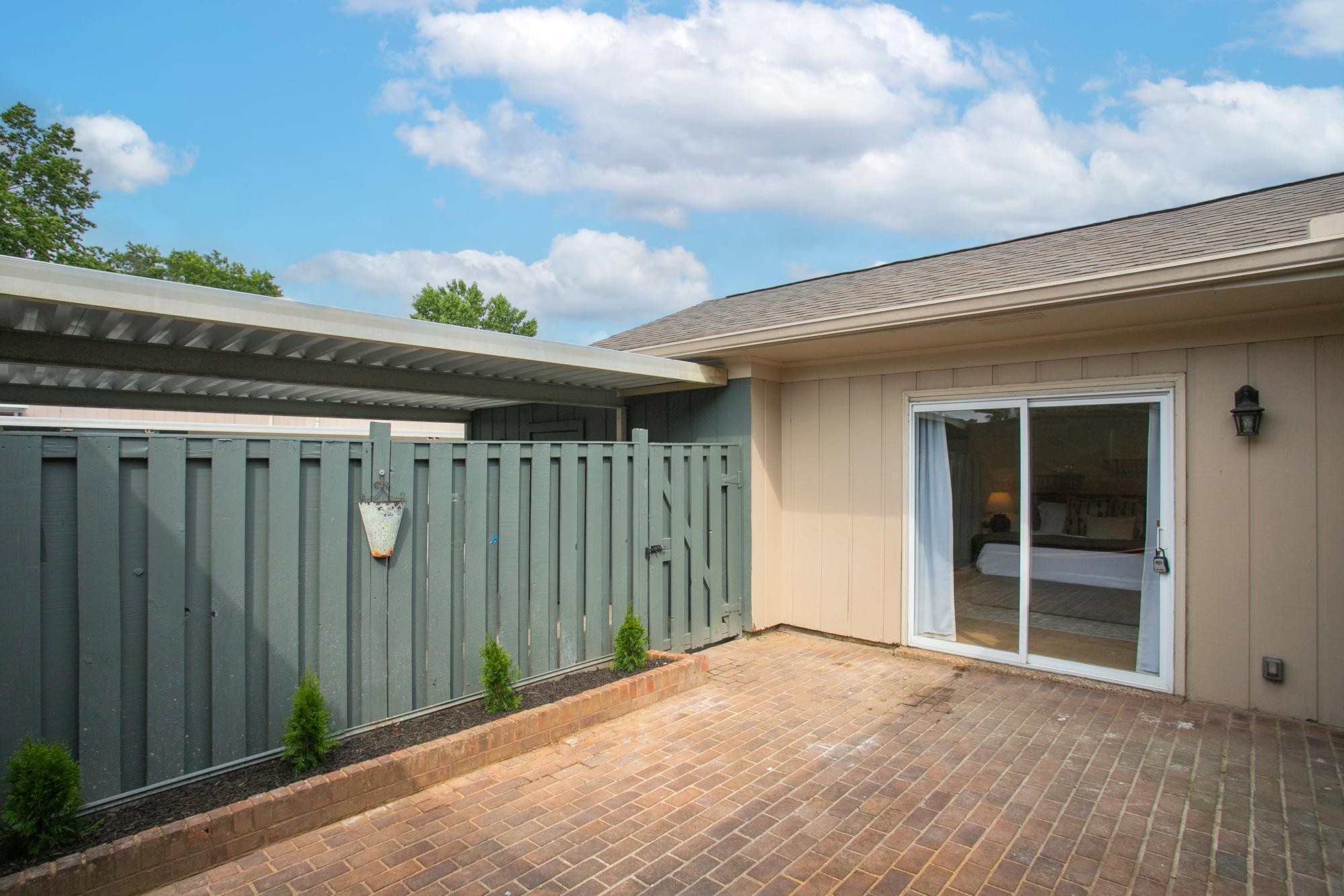 415 Plantation Ct