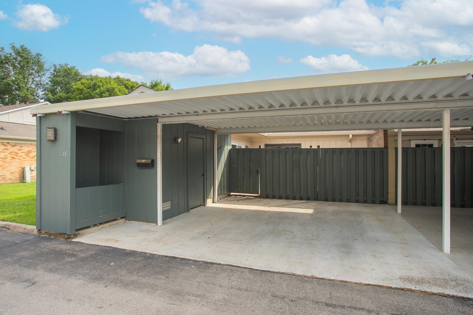 415 Plantation Ct