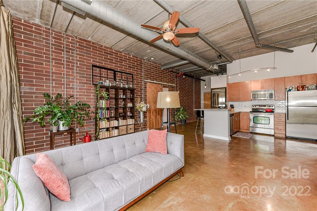 626 N Graham Street Unit: 210