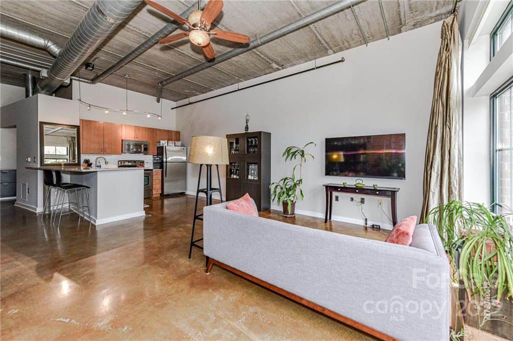 626 N Graham Street Unit: 210