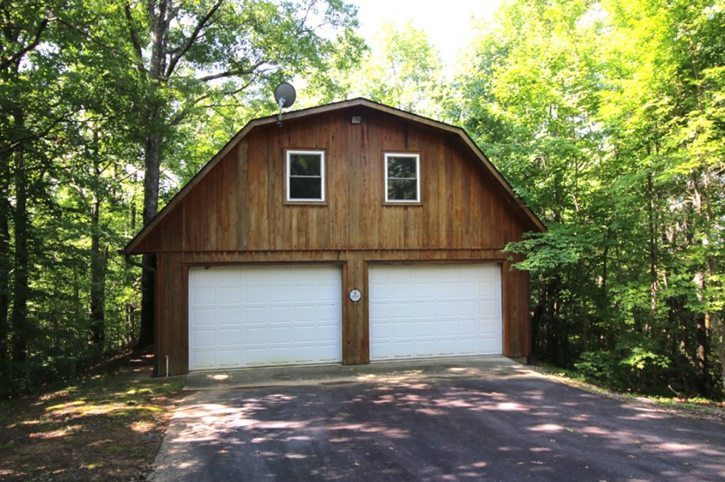 1976 Beaver Creek Road