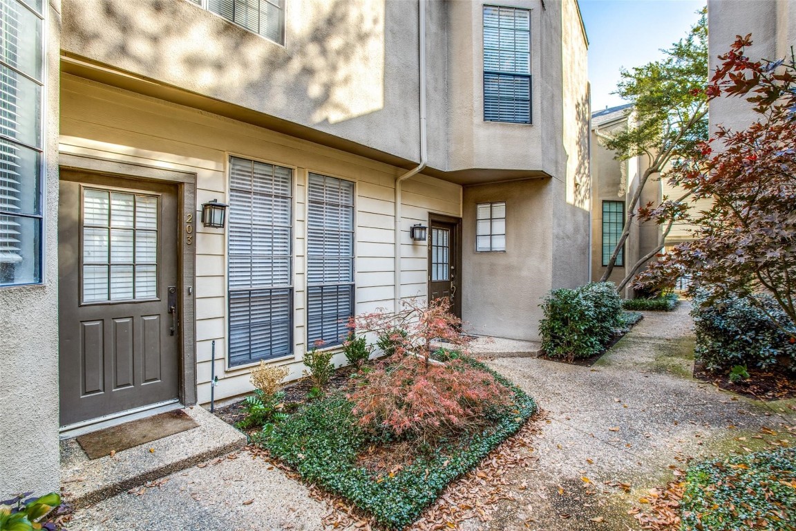 4124 Cole Avenue Unit: 203