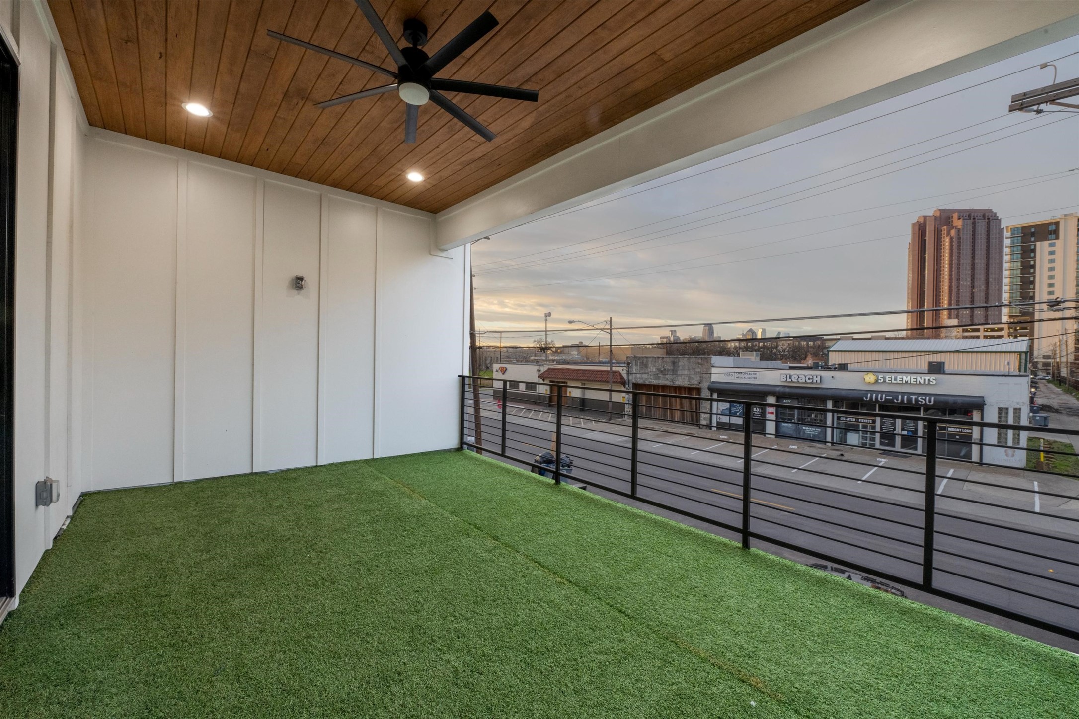 2610 N Carroll Avenue