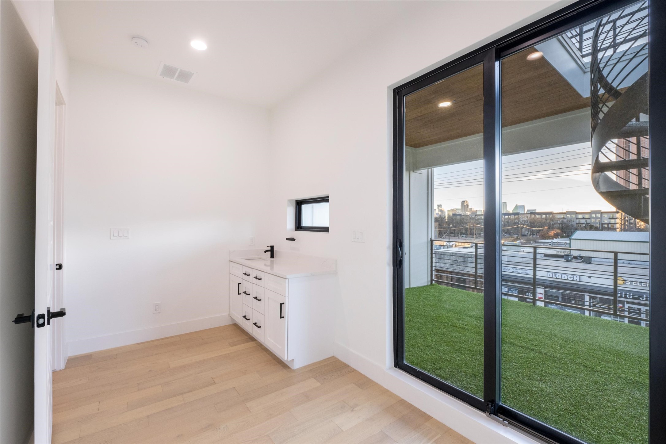 2610 N Carroll Avenue