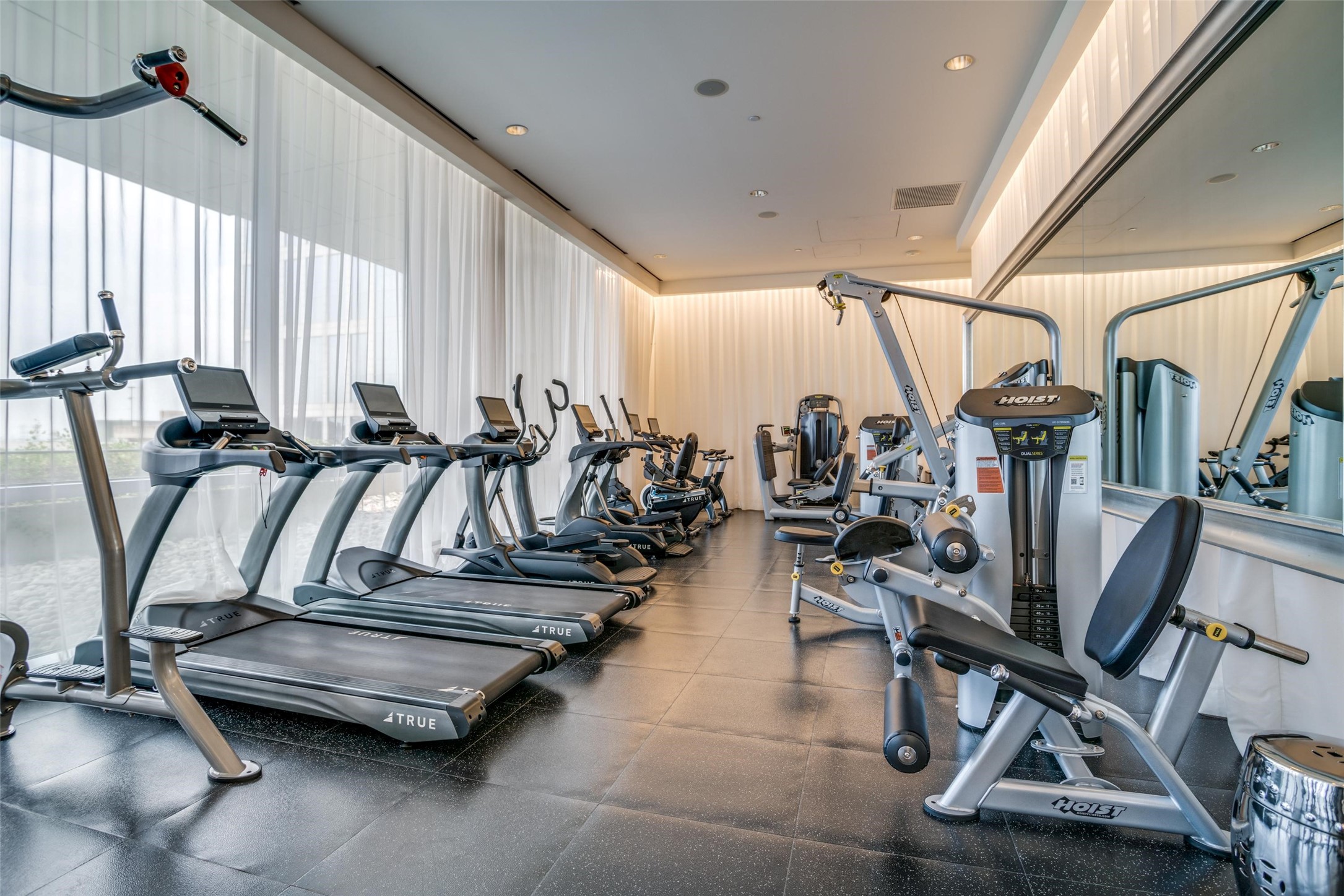 2200 Victory Avenue 806