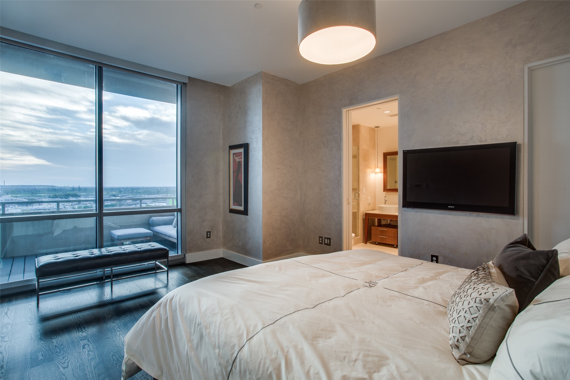 2200 Victory Avenue 806