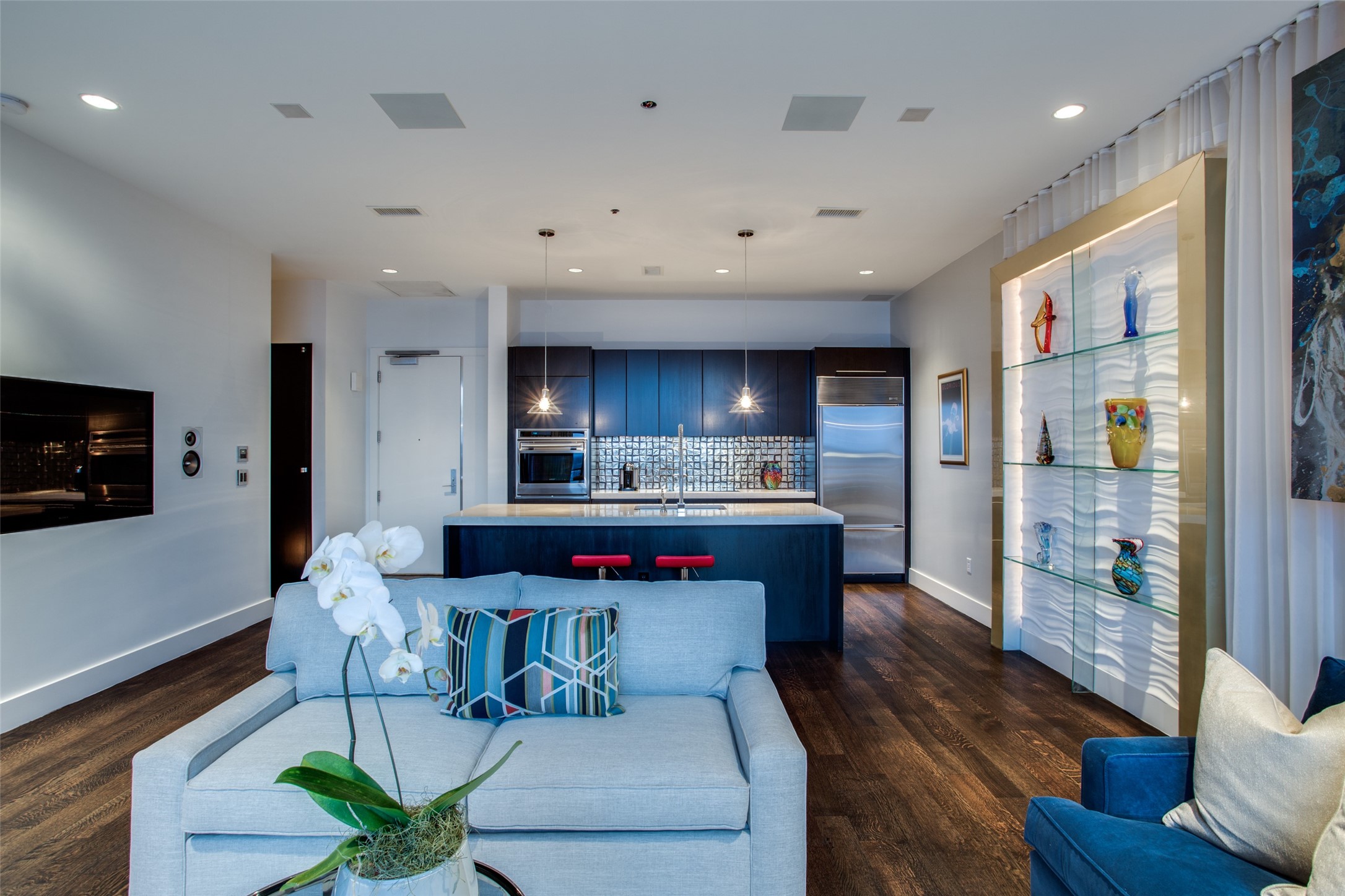 2200 Victory Avenue 806