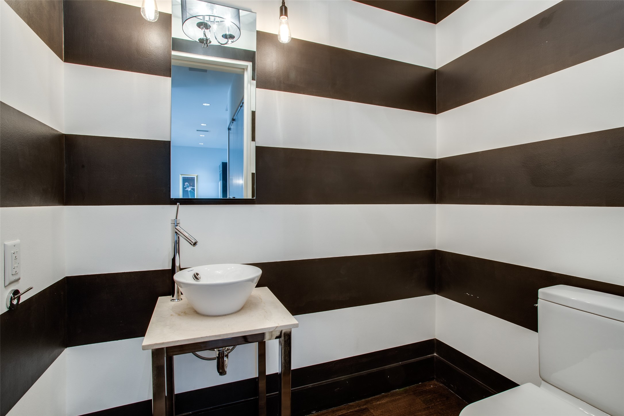 2200 Victory Avenue 806