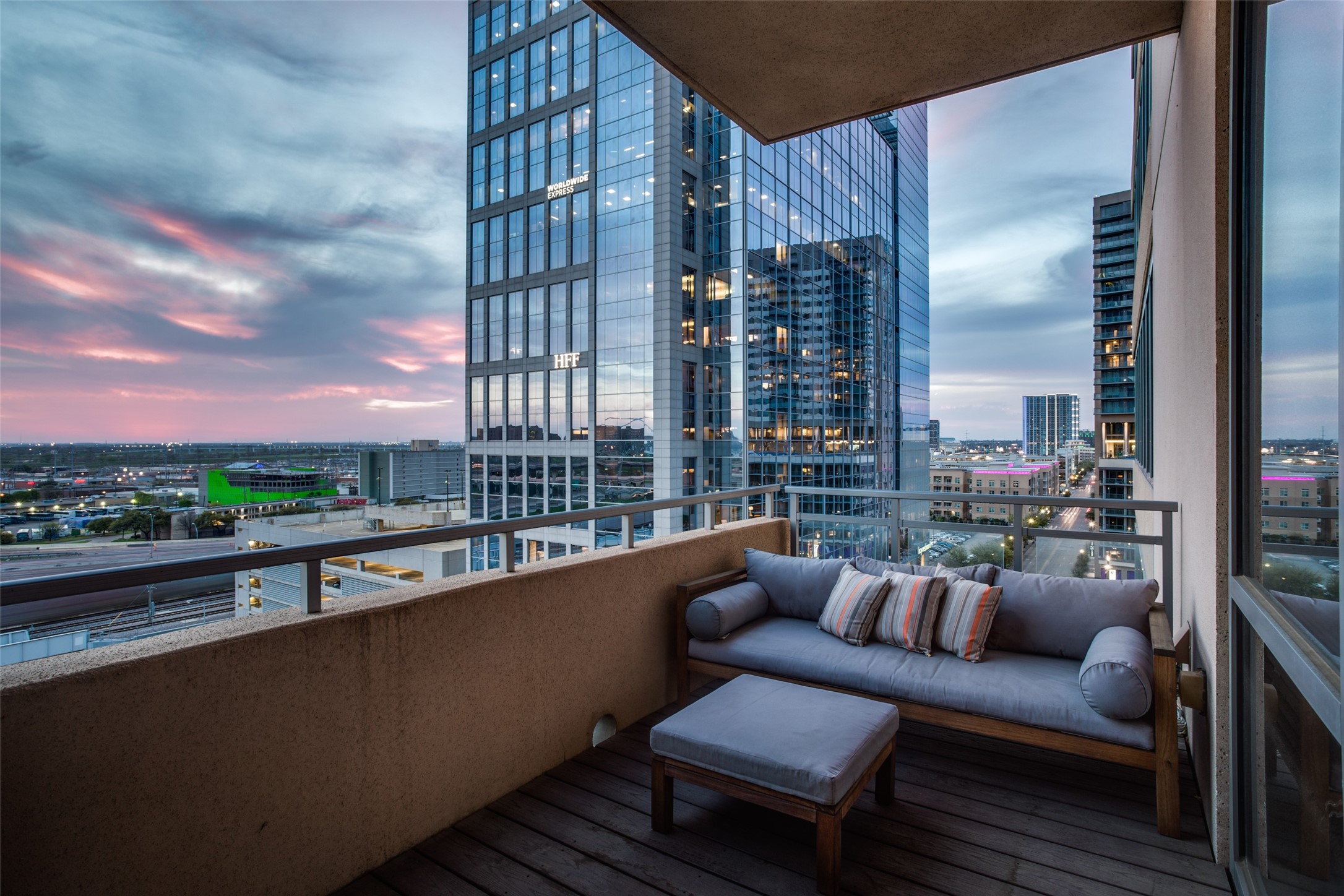 2200 Victory Avenue 806