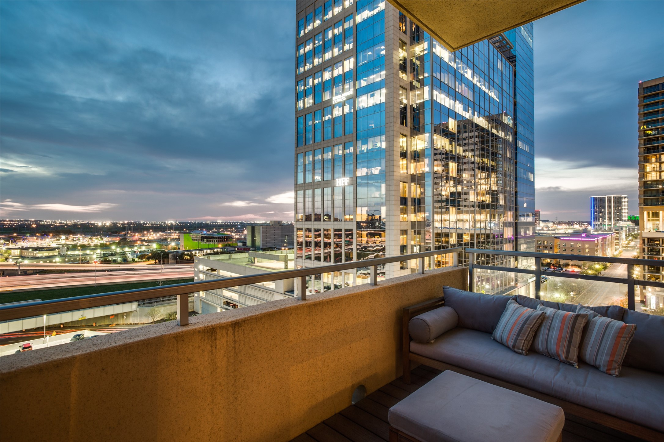 2200 Victory Avenue 806