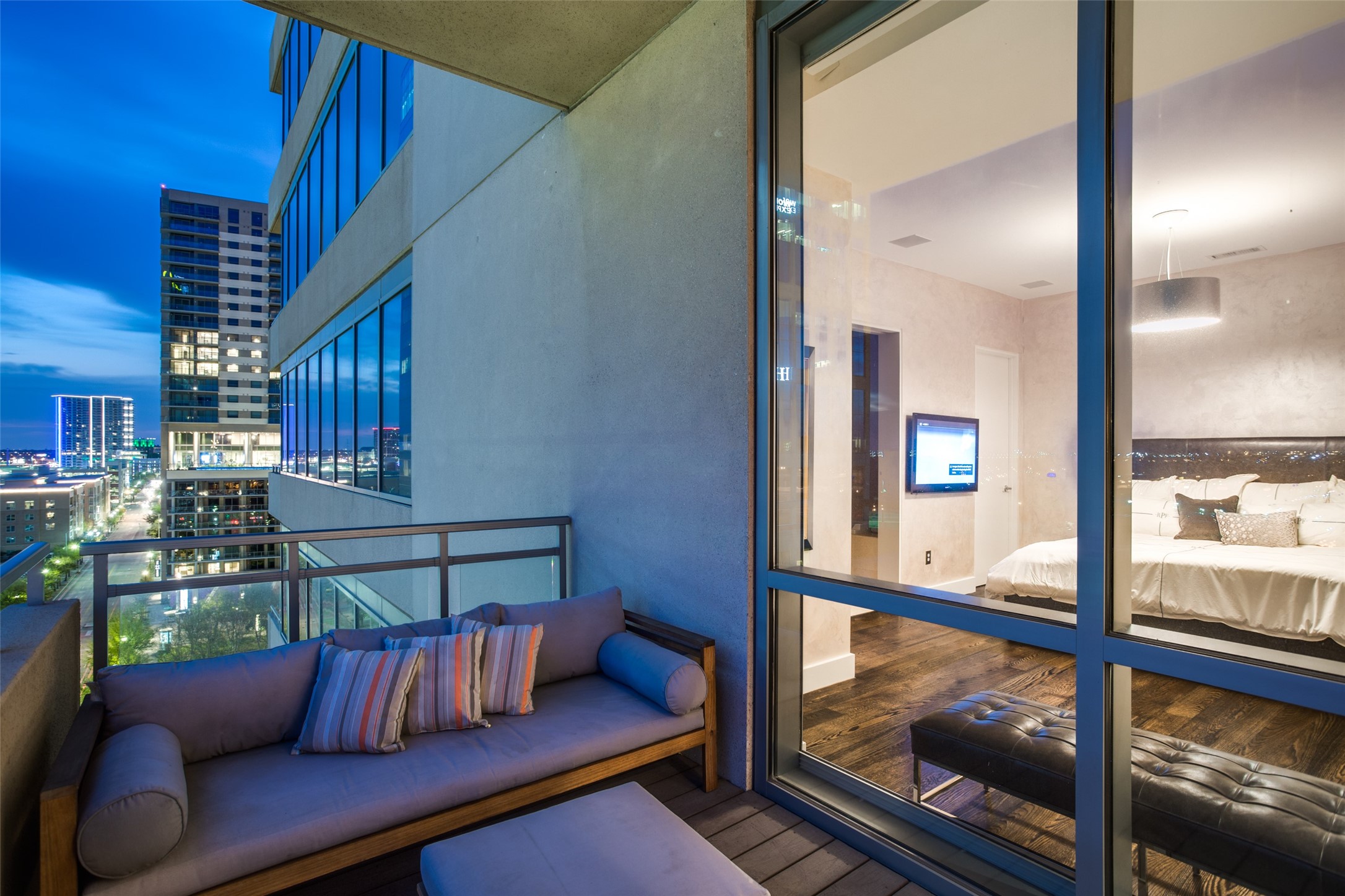 2200 Victory Avenue 806