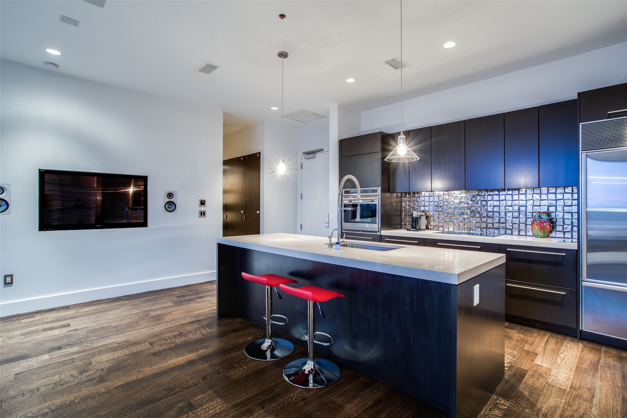 2200 Victory Avenue 806