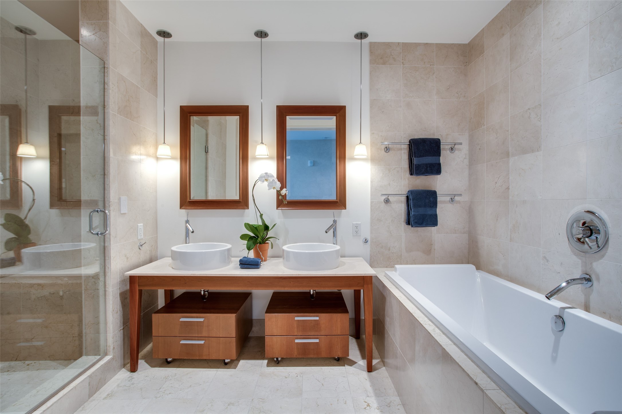 2200 Victory Avenue 806