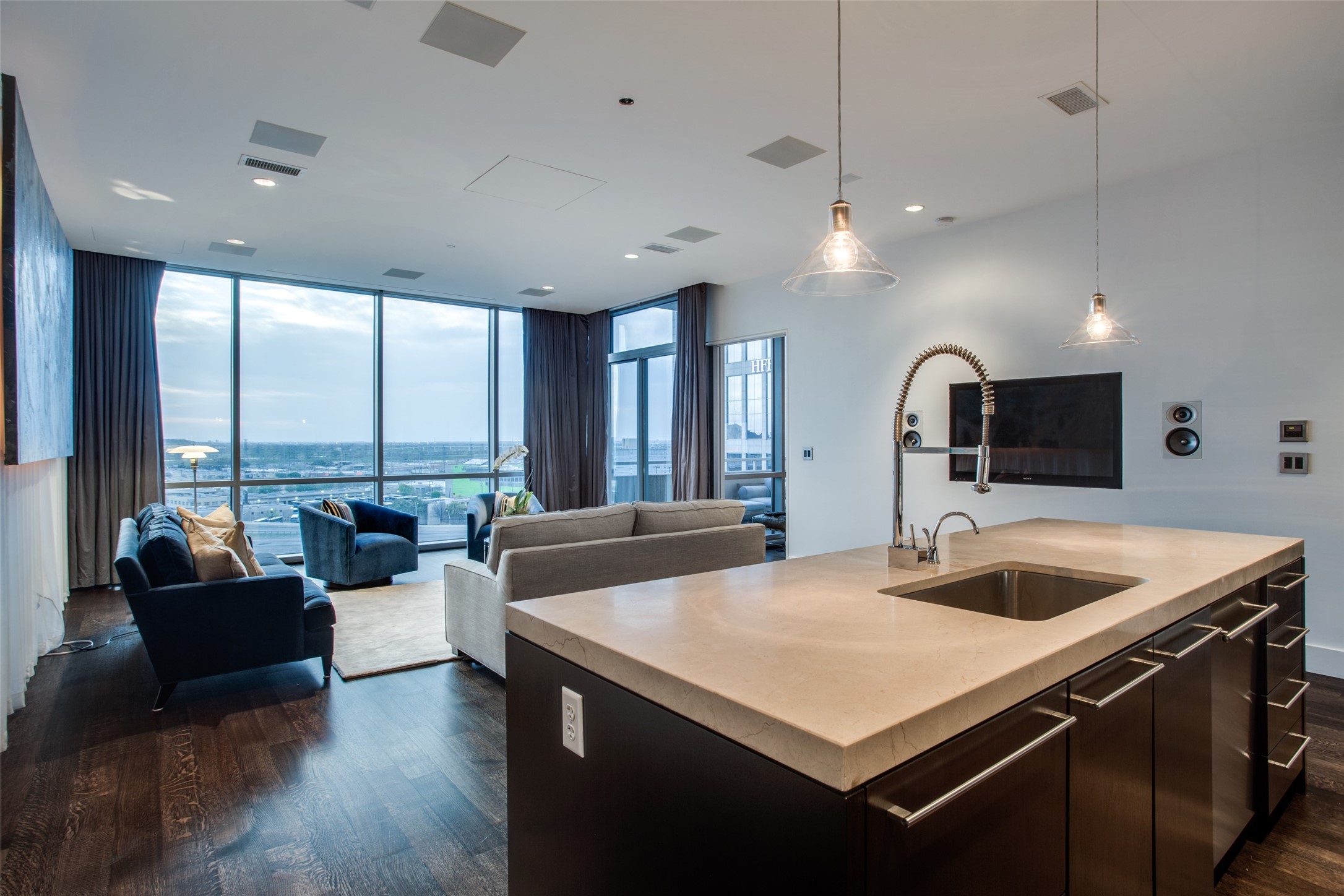 2200 Victory Avenue 806