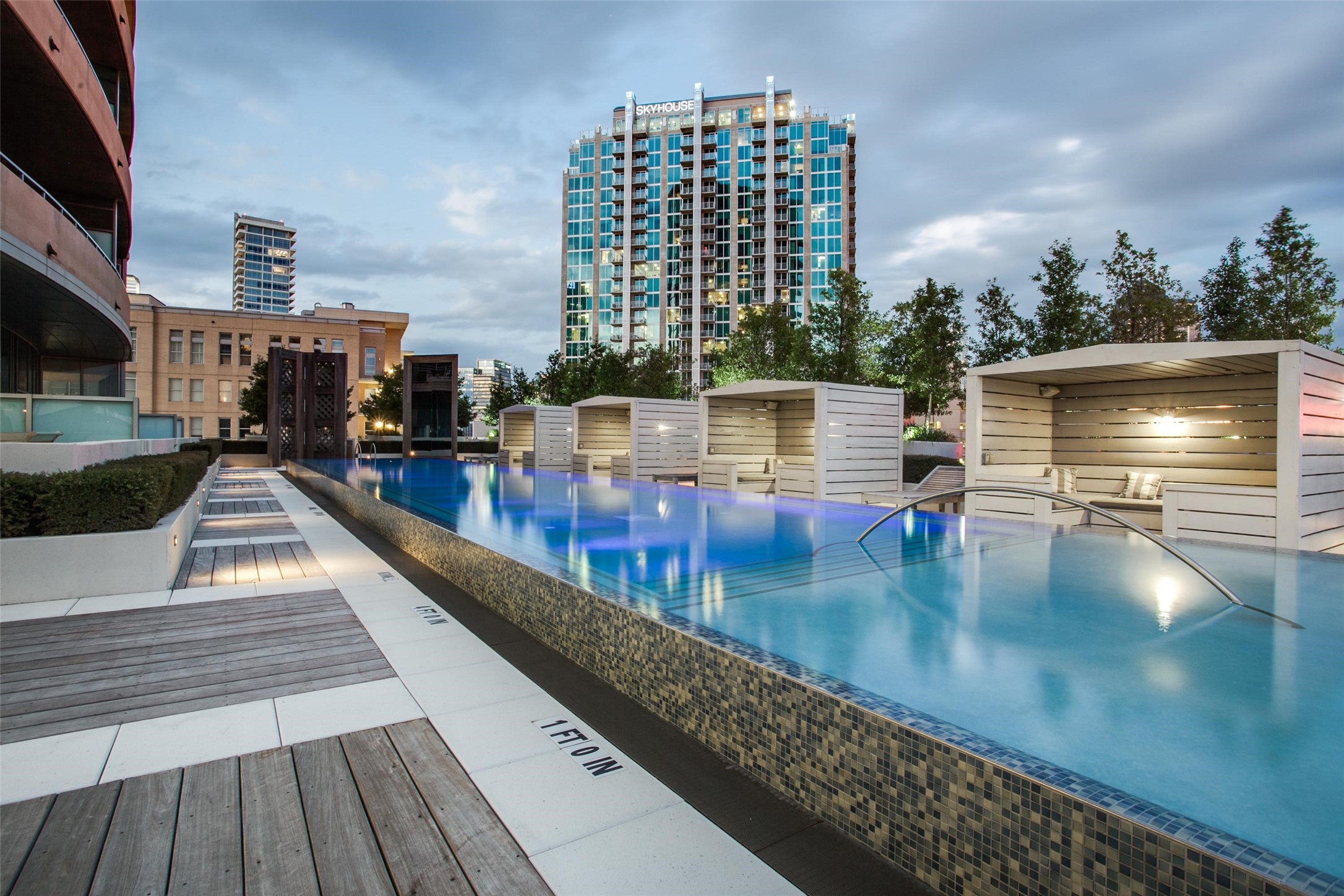 2200 Victory Avenue 806