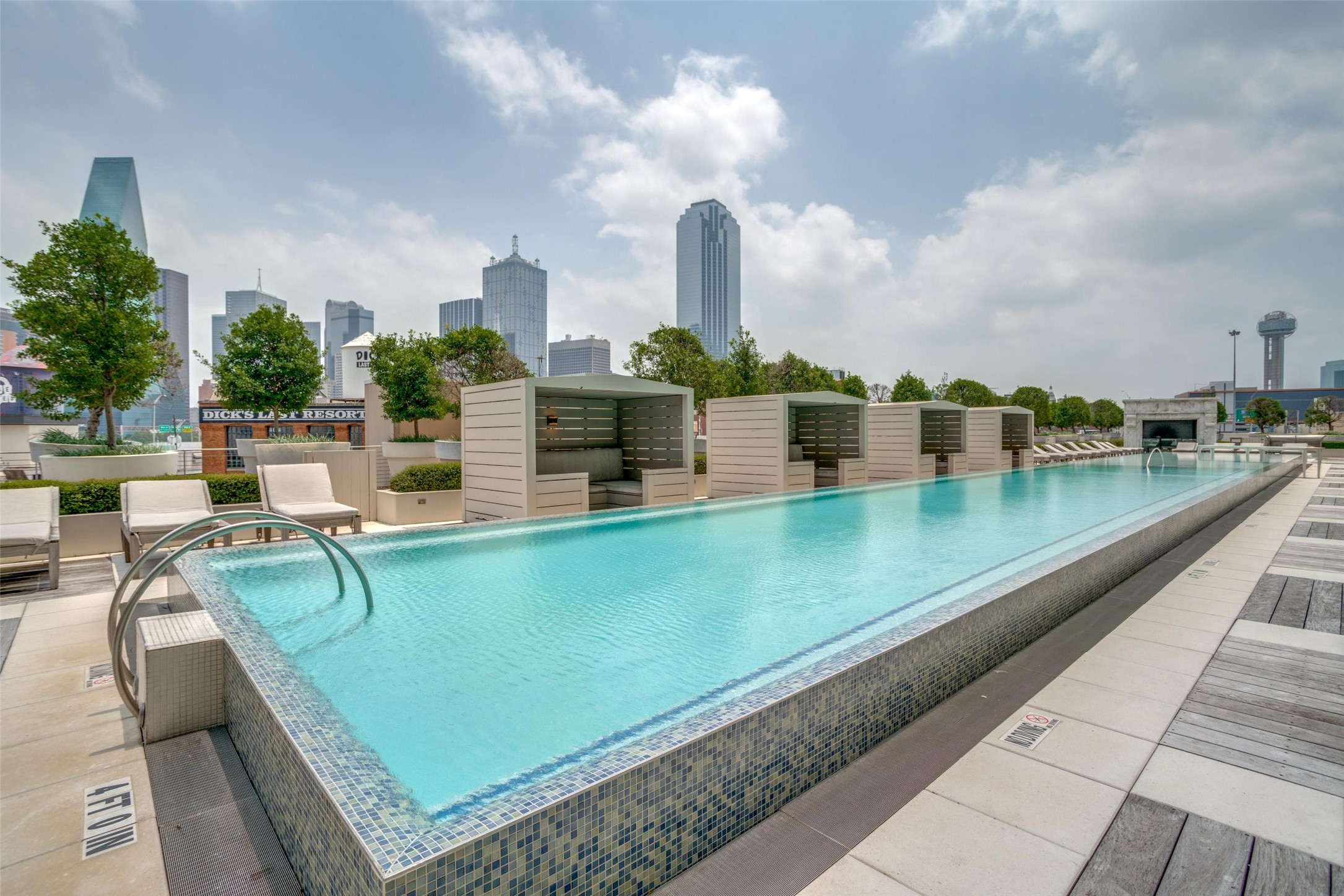 2200 Victory Avenue 806