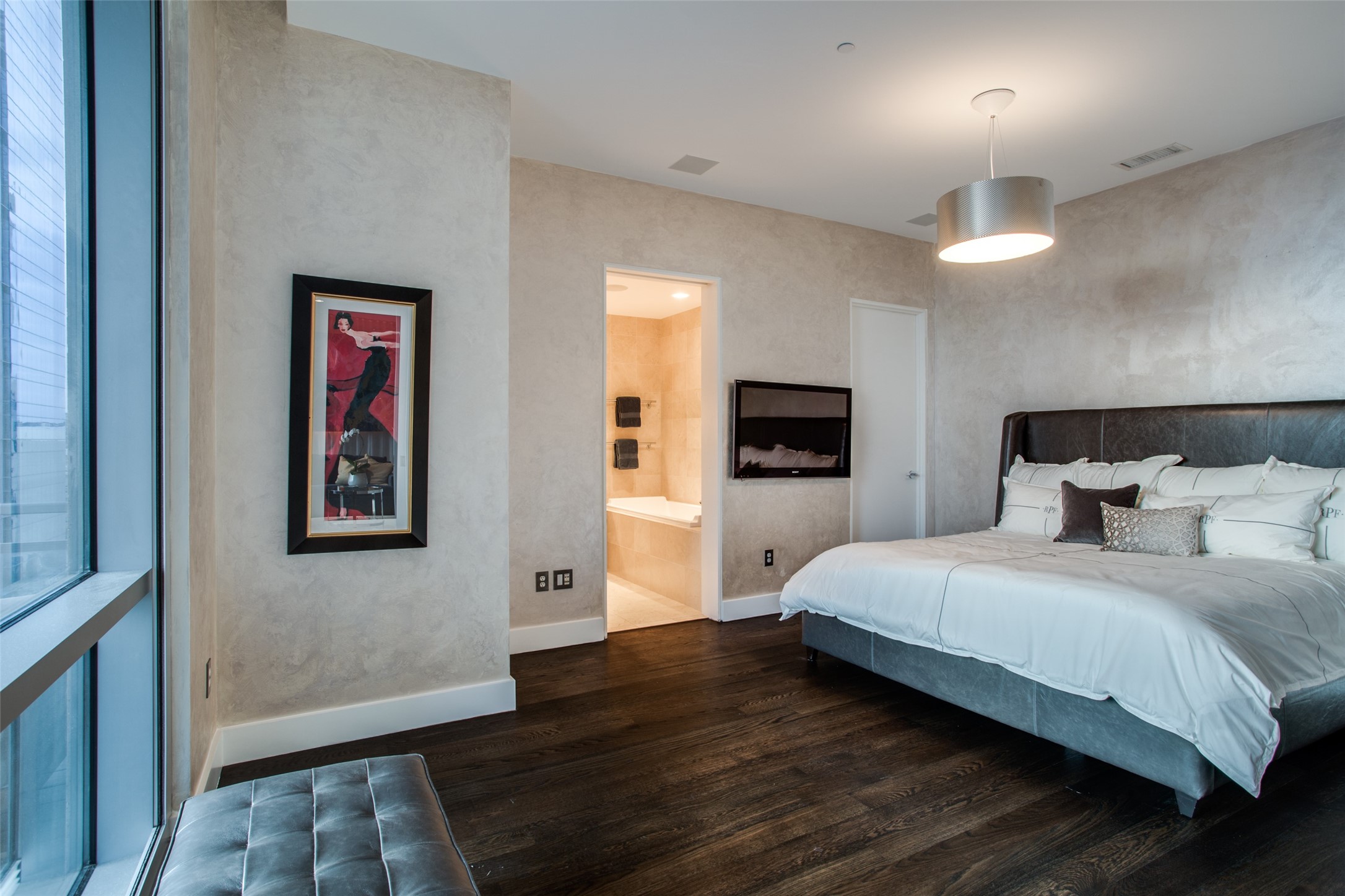 2200 Victory Avenue 806