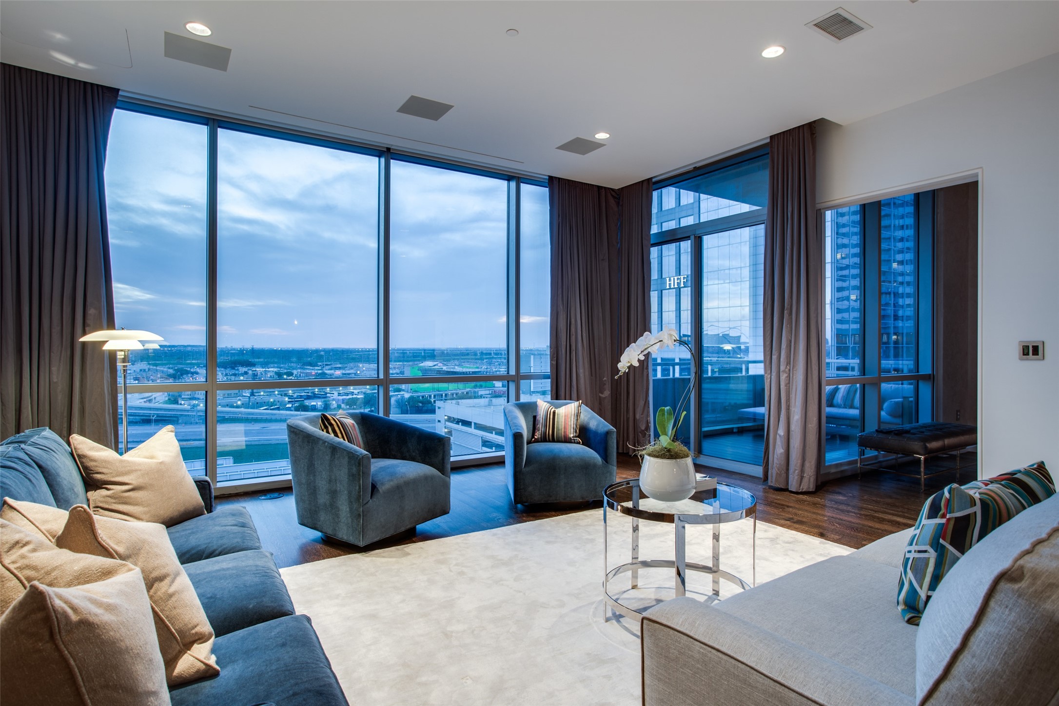 2200 Victory Avenue 806