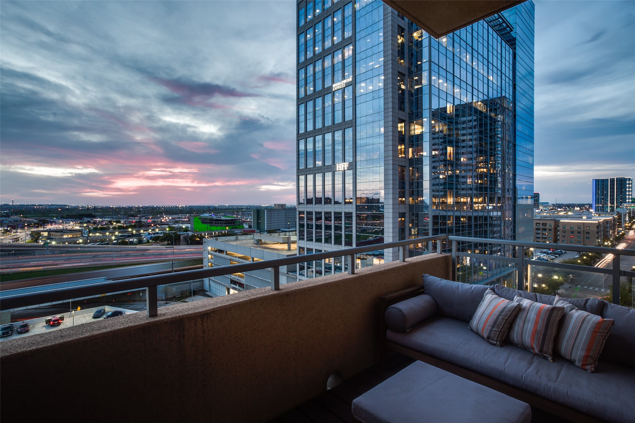 2200 Victory Avenue 806