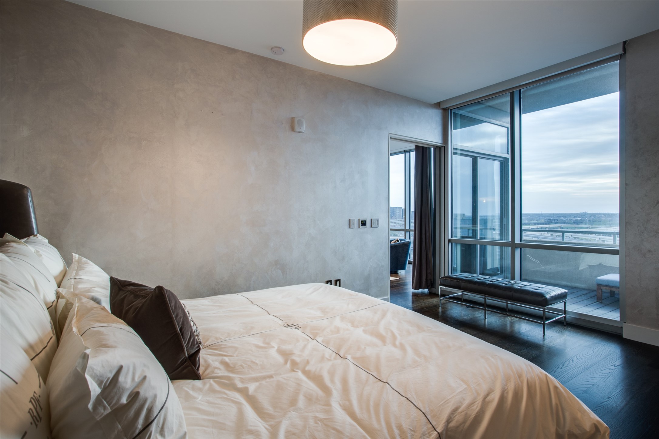 2200 Victory Avenue 806