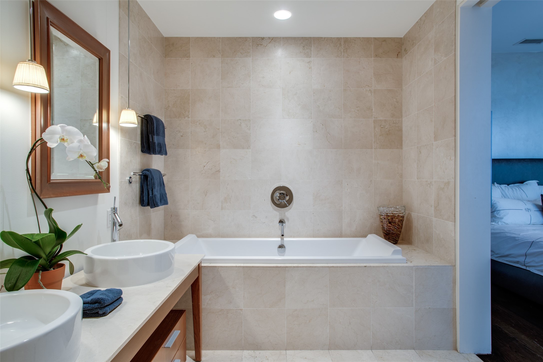 2200 Victory Avenue 806