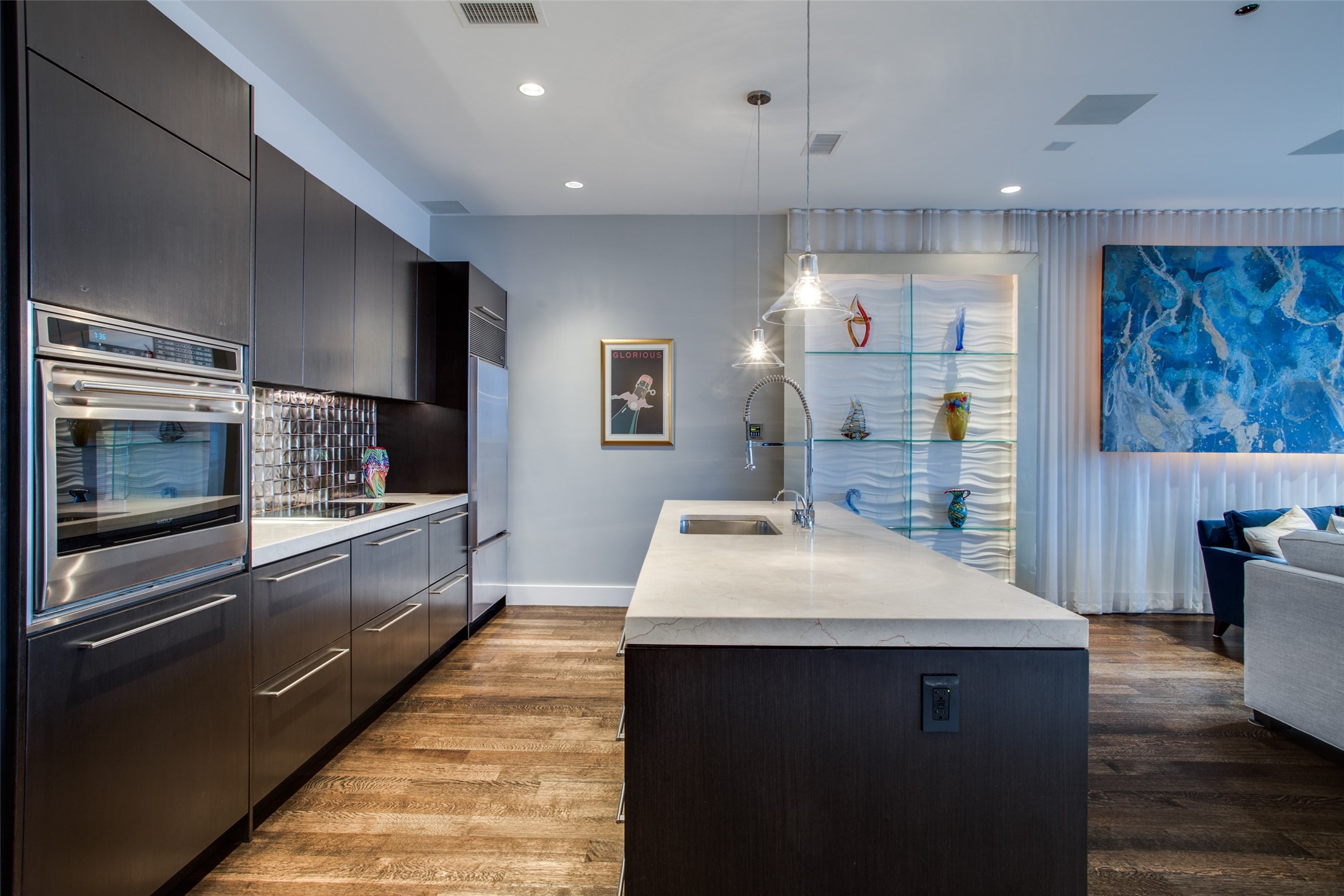 2200 Victory Avenue 806