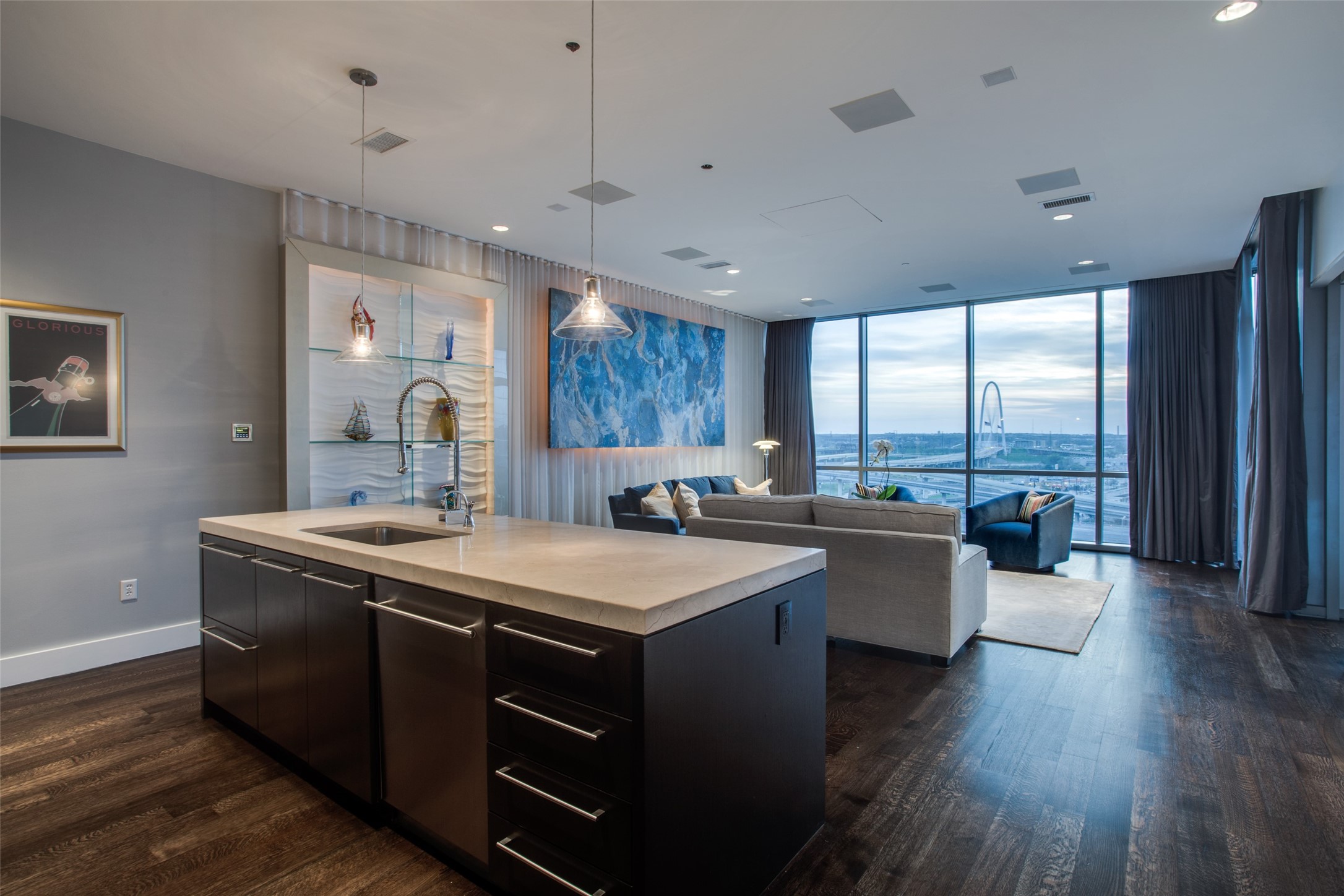 2200 Victory Avenue 806