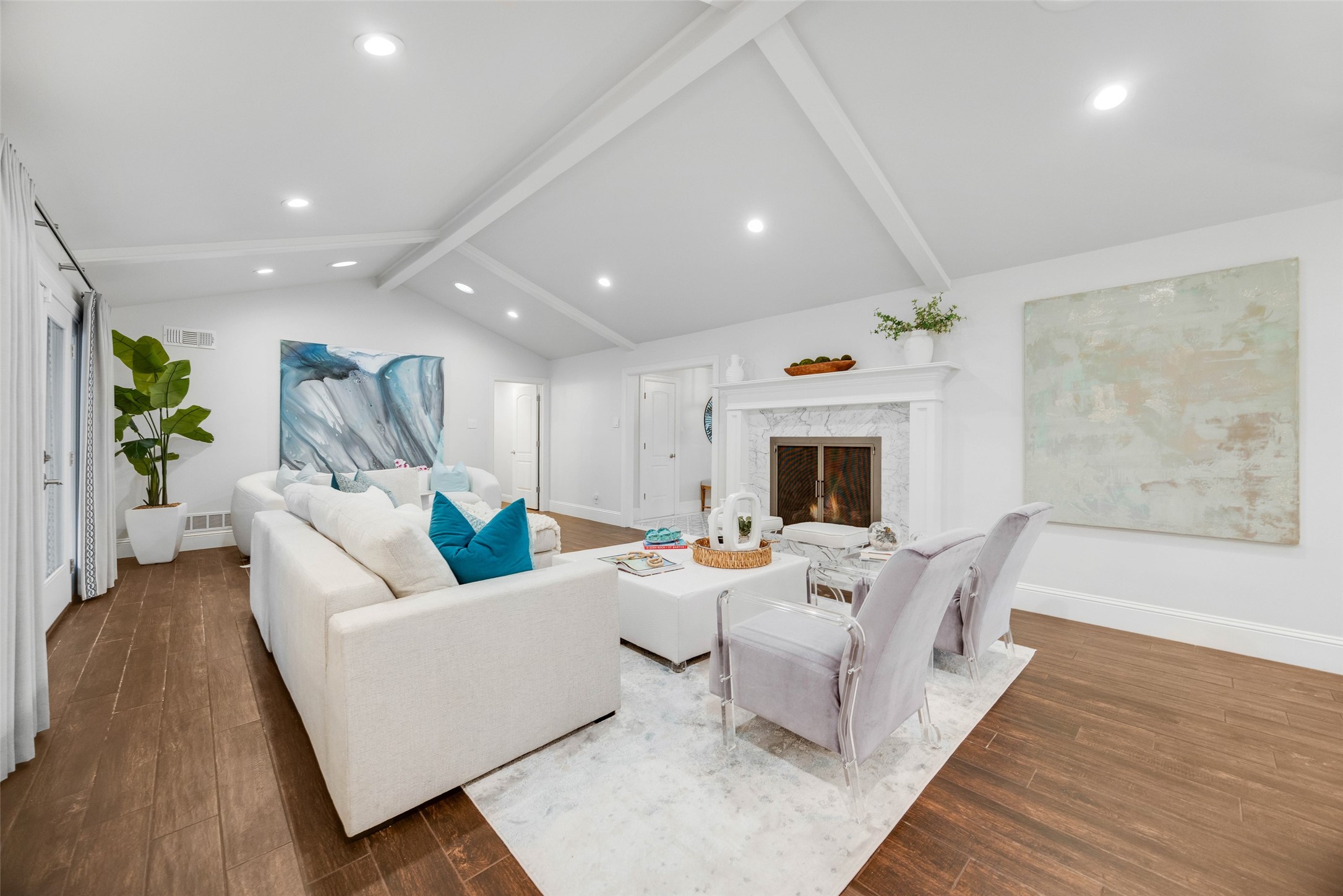 7363 Meadow Oaks Drive