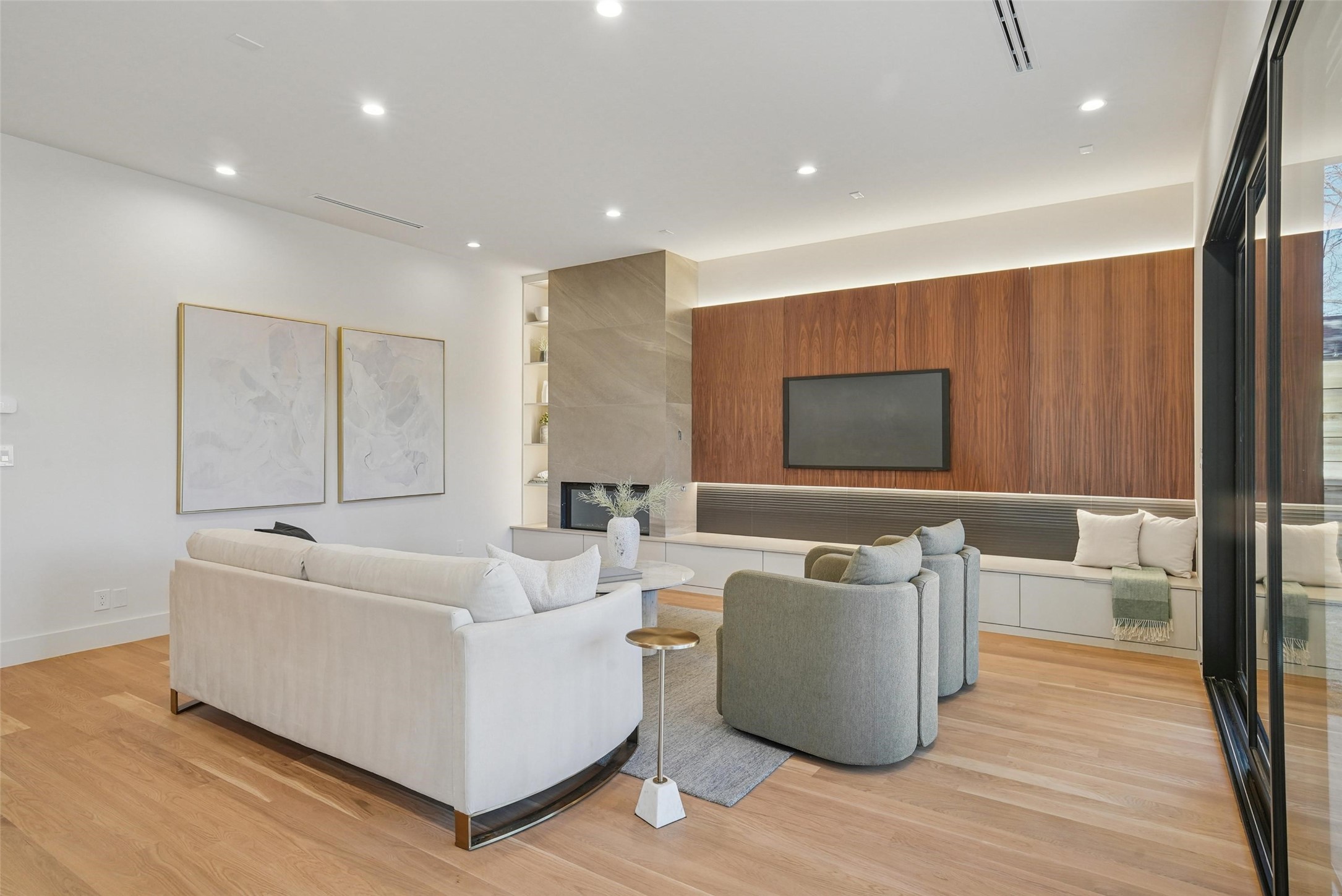 8650 San Fernando Way