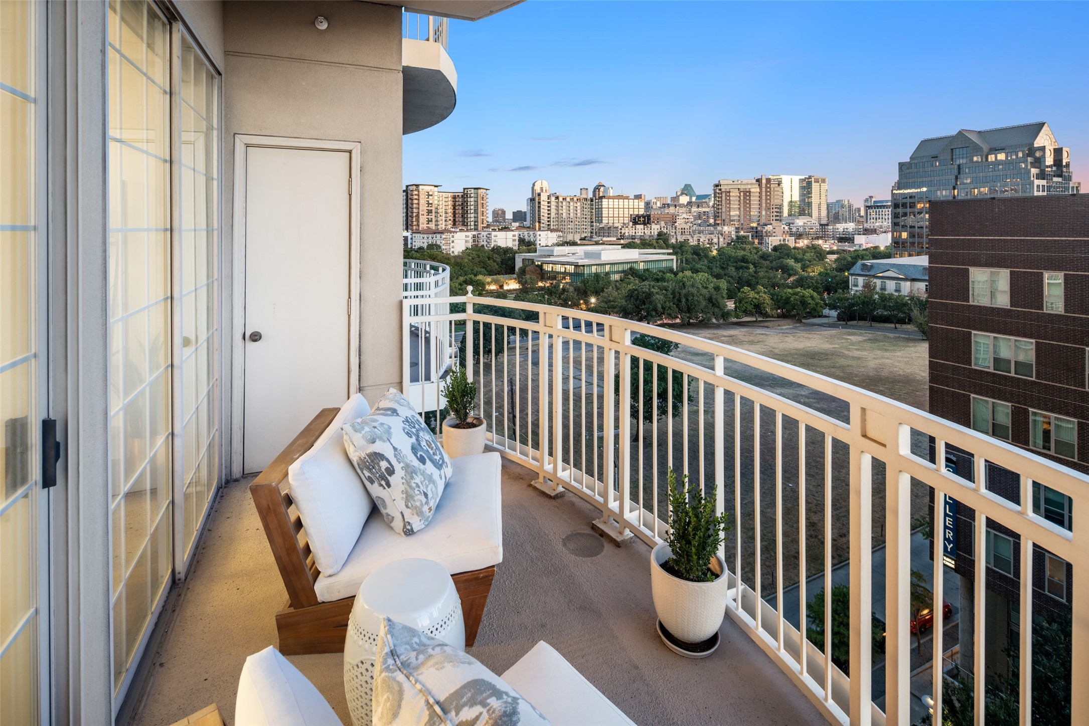 3225 Turtle Creek Boulevard 716