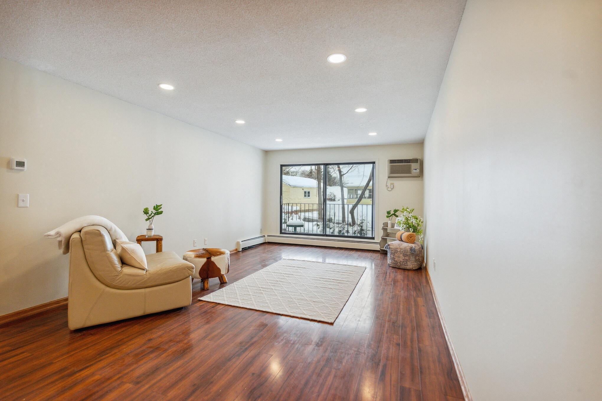205 Barry Avenue S Unit: 113