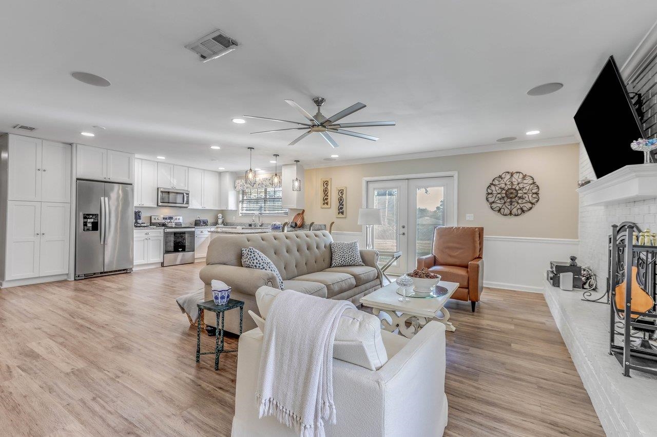 2304 Tour Eiffel Drive