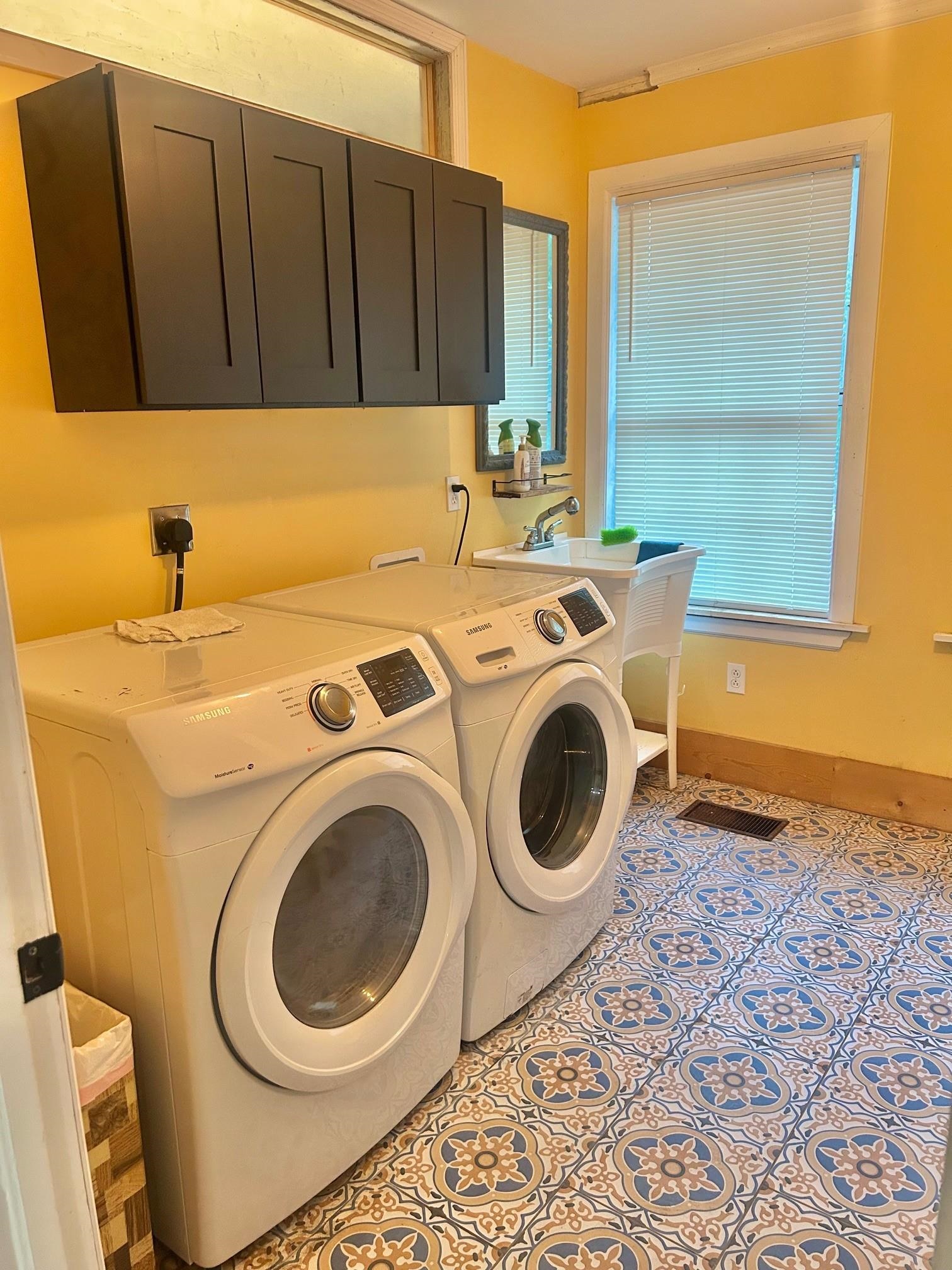 625 E WASHINGTON Street