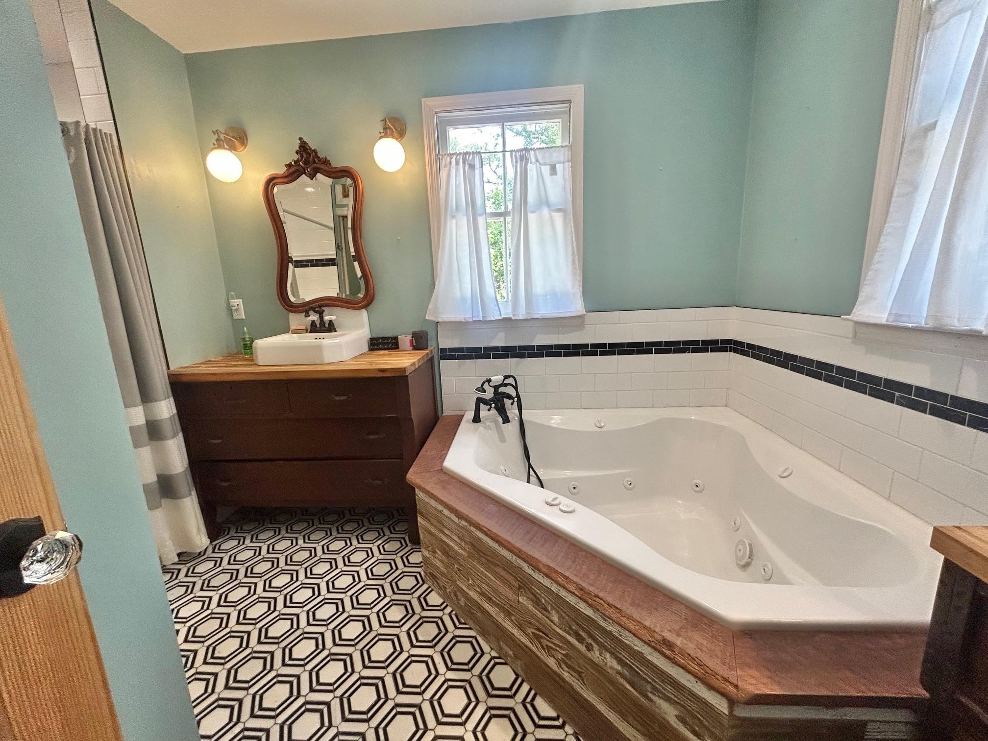 625 E WASHINGTON Street