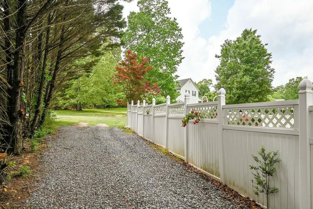 192 English Oaks Drive, NE