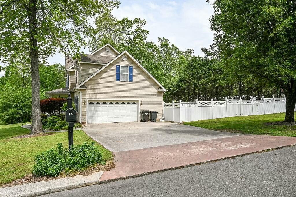 192 English Oaks Drive, NE