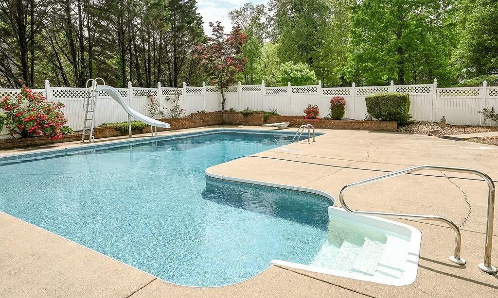 192 English Oaks Drive, NE