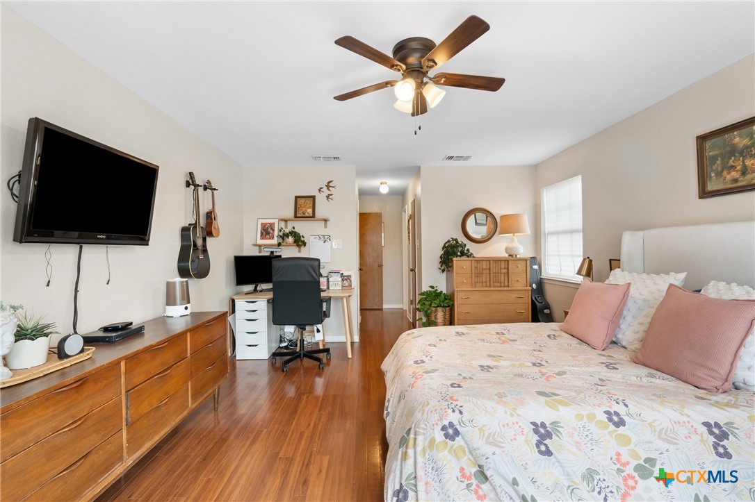 7114 N Lakeview Drive