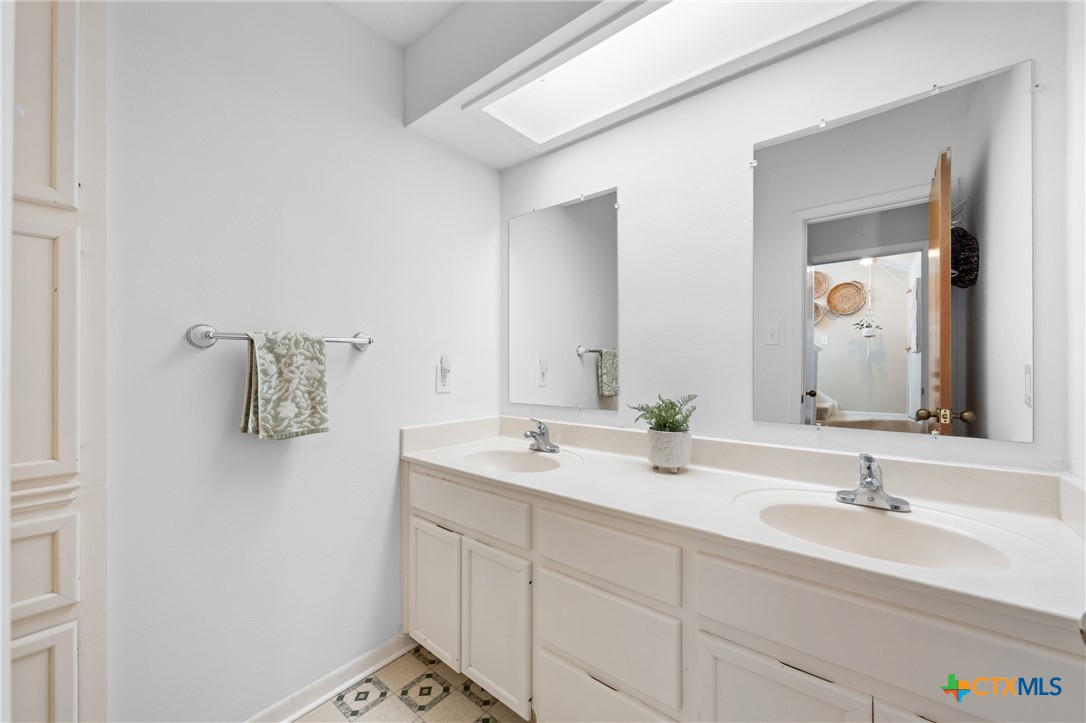 7114 N Lakeview Drive