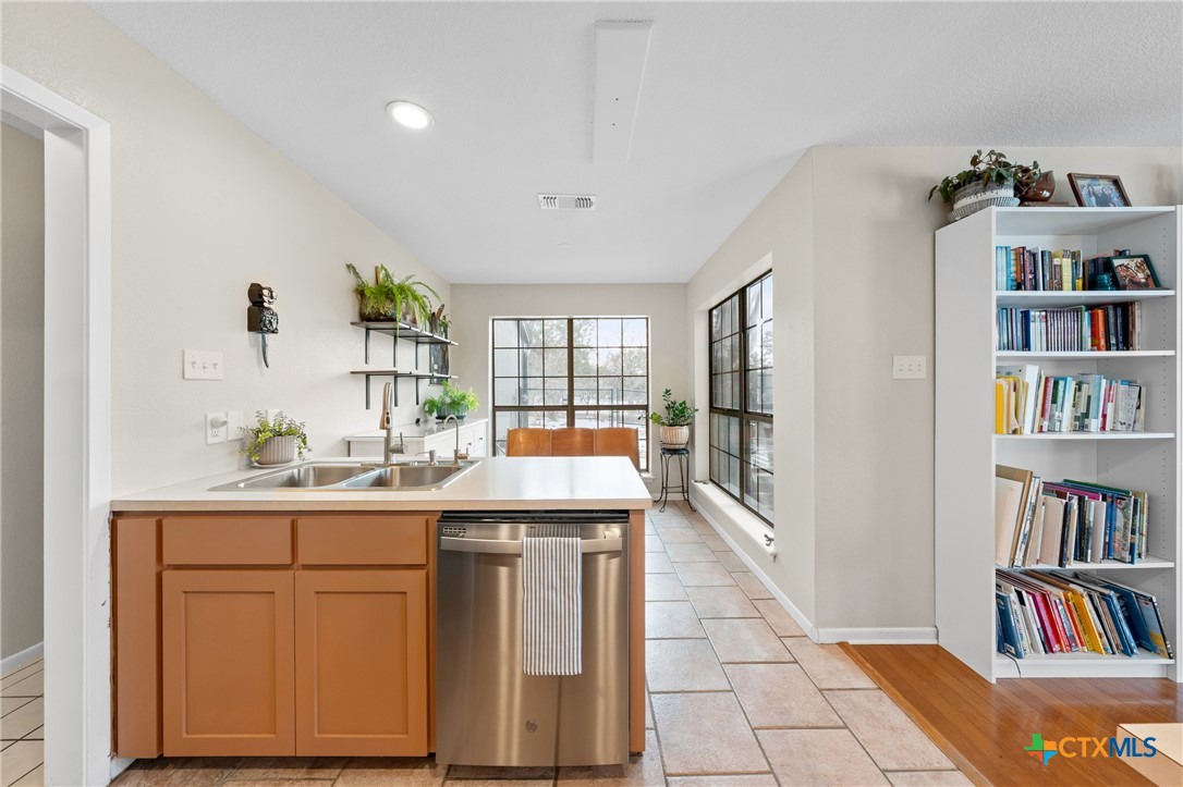 7114 N Lakeview Drive